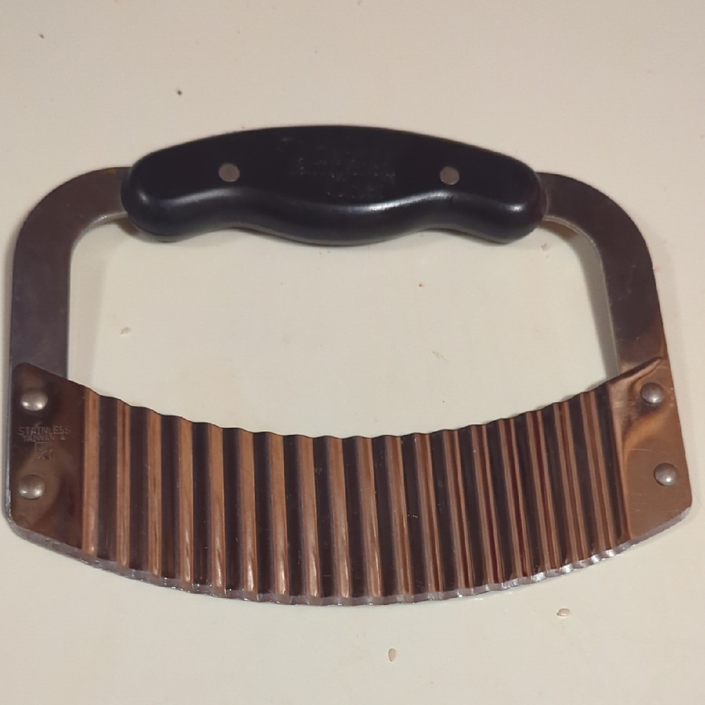 The Pampered Chef Black and Silver Crinkle Cutter